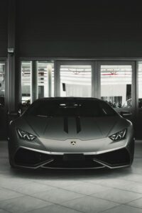 Leia mais sobre o artigo Explorando o Mundo dos Automóveis Exclusivos